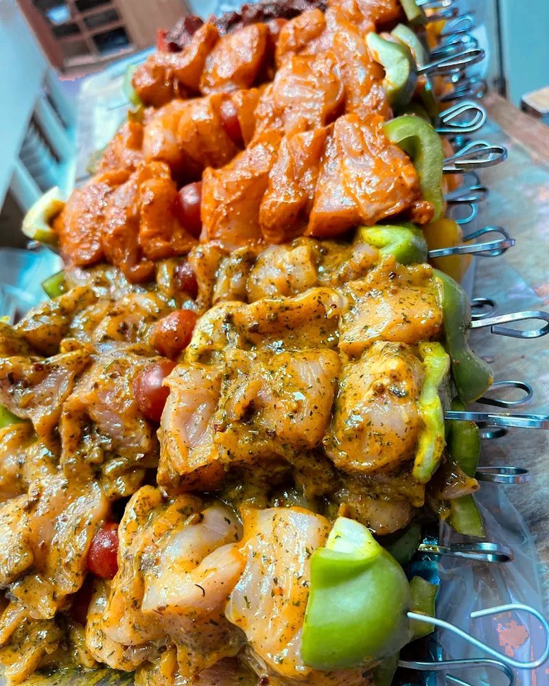 Brochettes de volaille marinées, deux marinades, montées avec des poivrons
