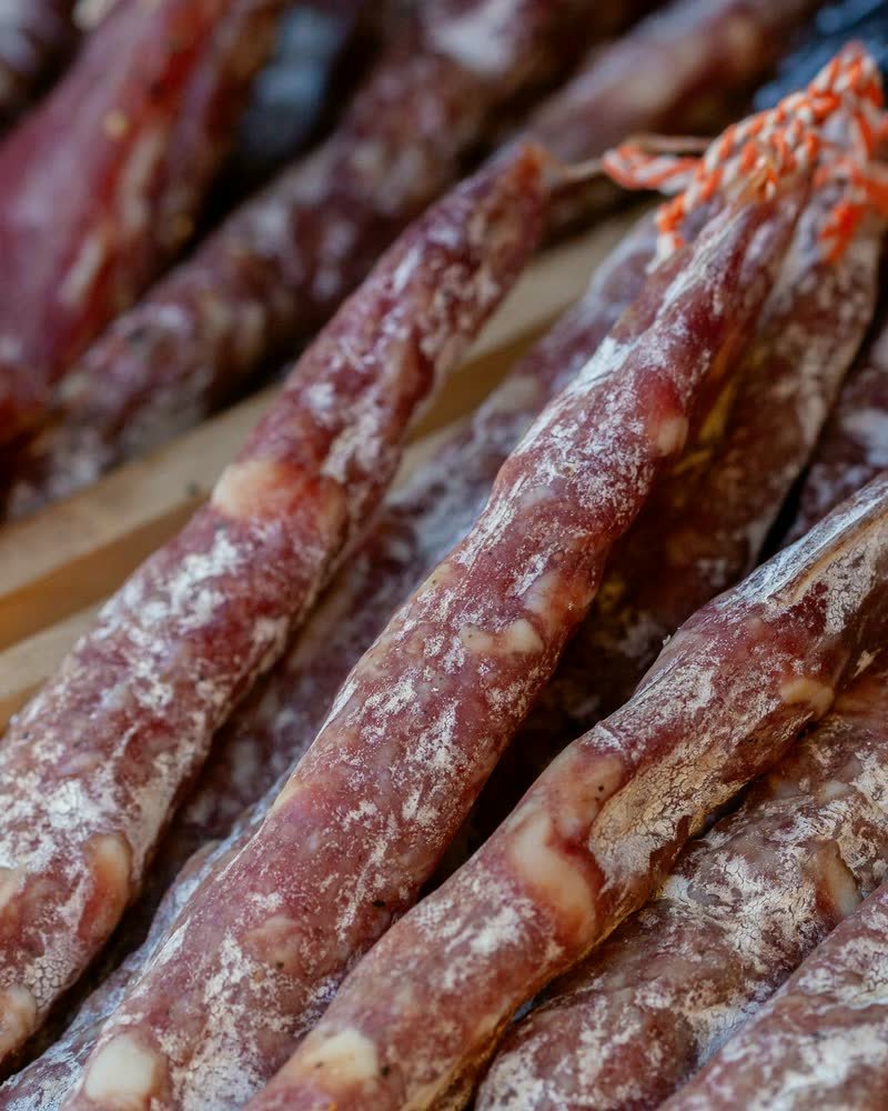 Saucissons secs rangés sur une planche